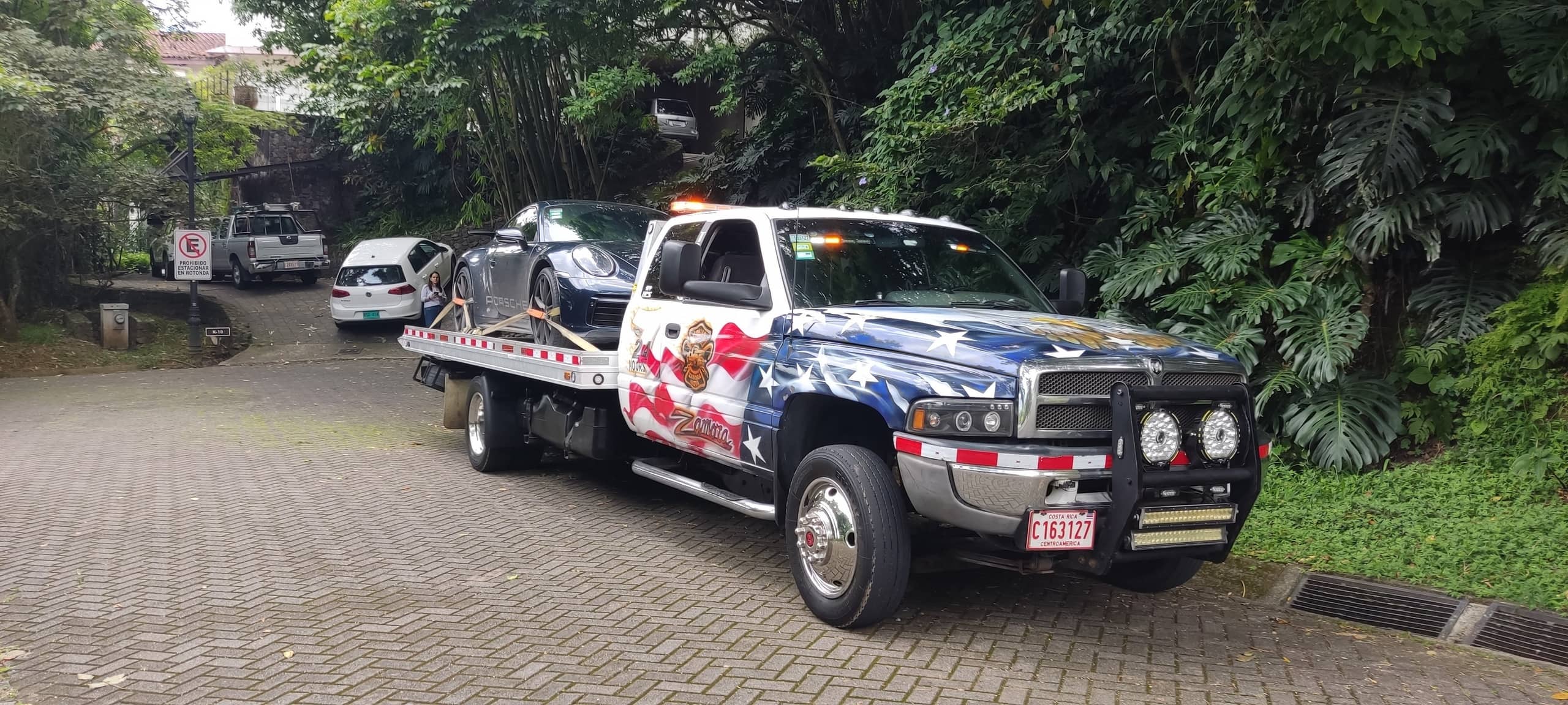 Unidad de Grúas Zamora Moya cargando un vehículo liviano sobre la cama plana en Costa Rica